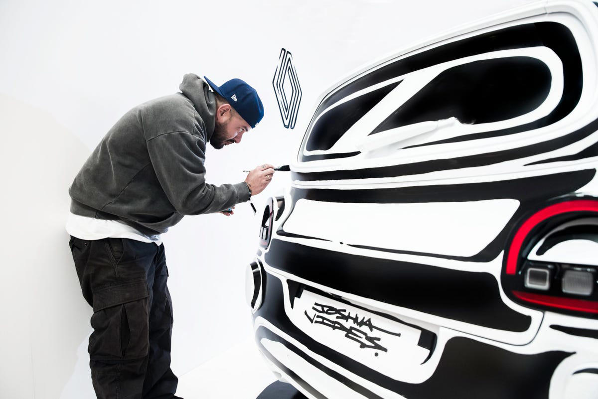 ¿Es un dibujo o un coche de verdad? Joshua Vides convierte al Renault Twingo E-Tech en una ilusión