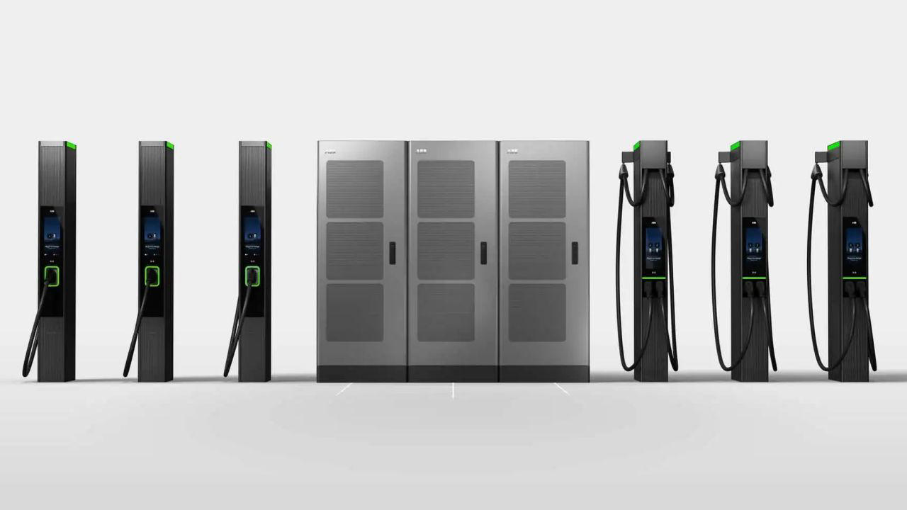 Hasta 1,2 MW y 625 kW/km2, el nuevo cargador de ABB que hace frente a Tesla y BYD