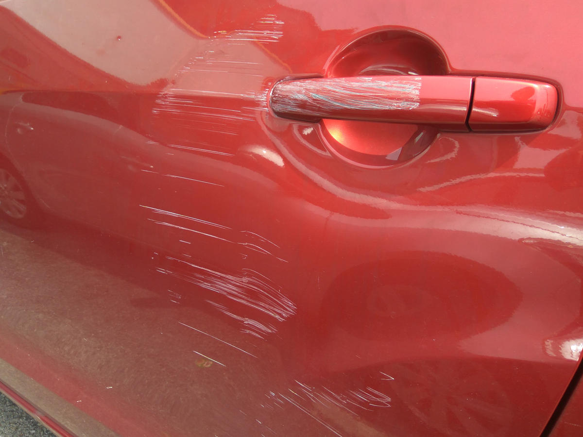 Cuidado, si te encuentras tu coche rayado, hay una razón: es la última moda entre los jóvenes en España para hacerse virales en TikTok