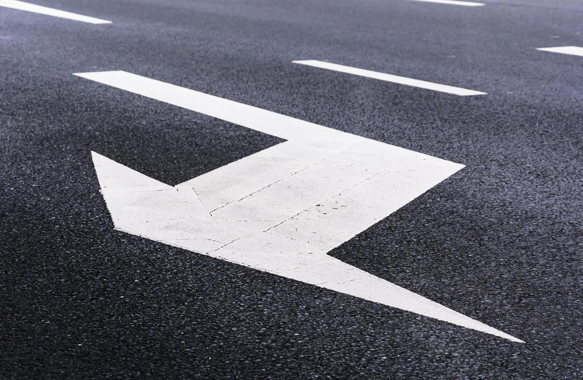 ¿Qué significan las flechas de la carretera? Guía para no perderse