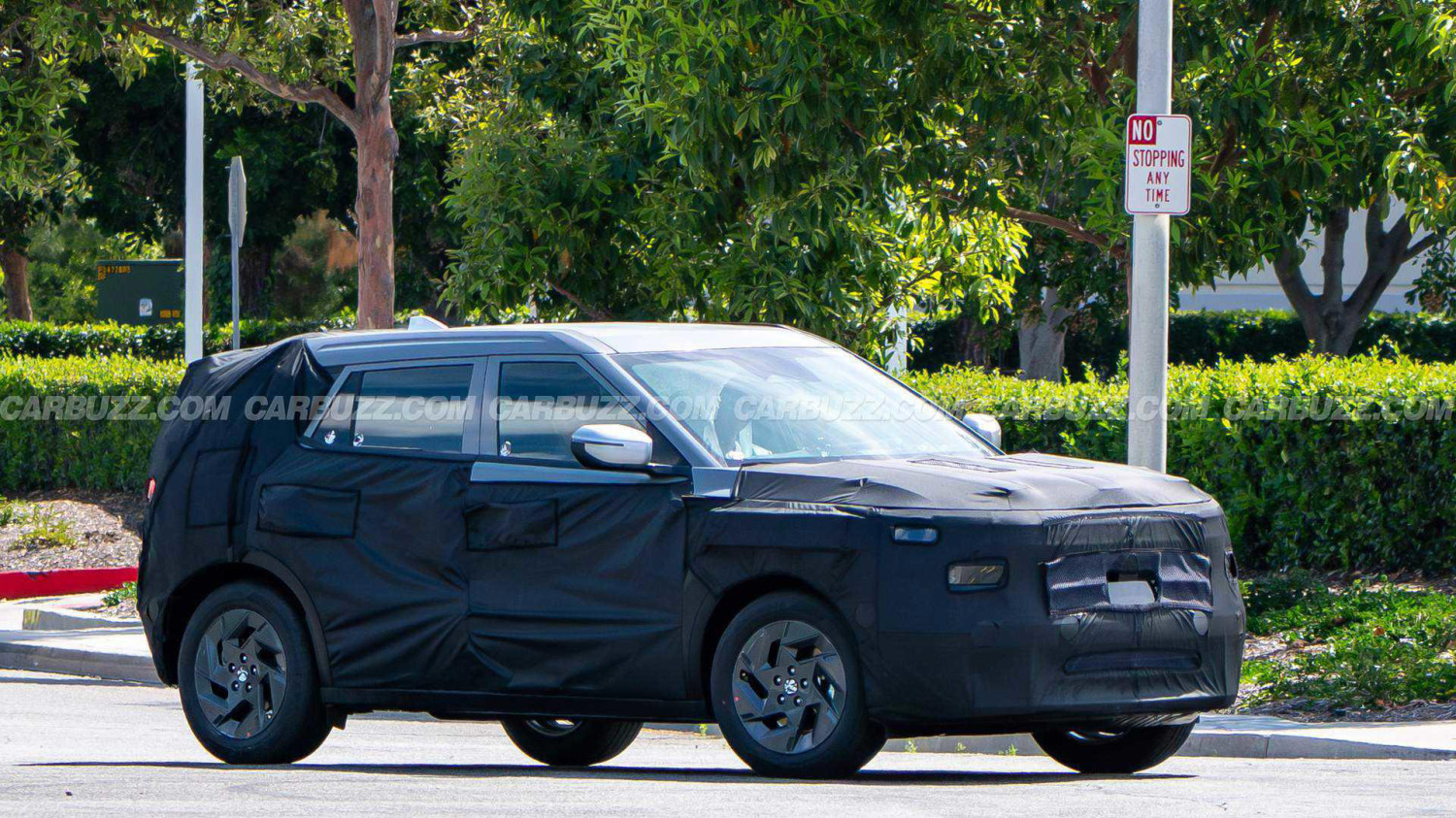New Hyundai Kona looks very crater-like in latest spy shots