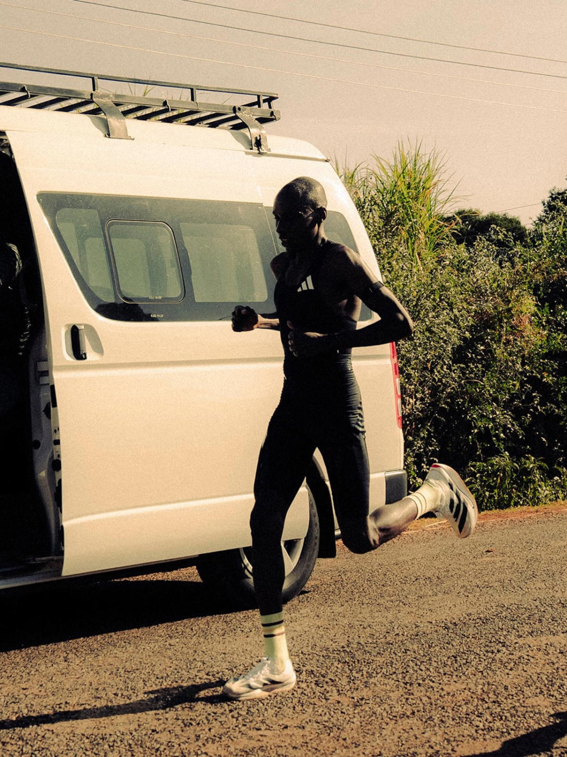 Las 'zapatillas mágicas' de Sawe pesan menos de 100 gramos