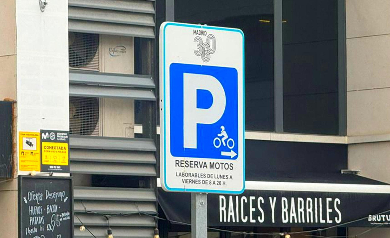 ¿Aparcar el coche en plaza de moto? El descuido que te costará más de 300 euros este mes