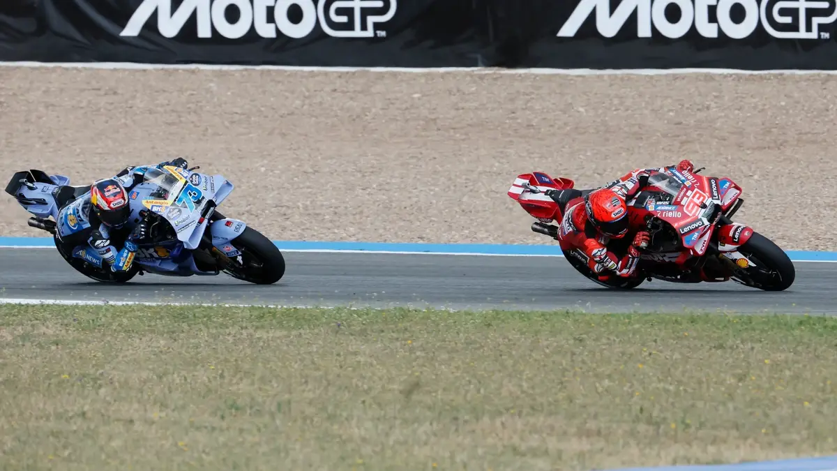 Marc Márquez firma una locura en la sprint de Jerez con la tormenta perfecta
