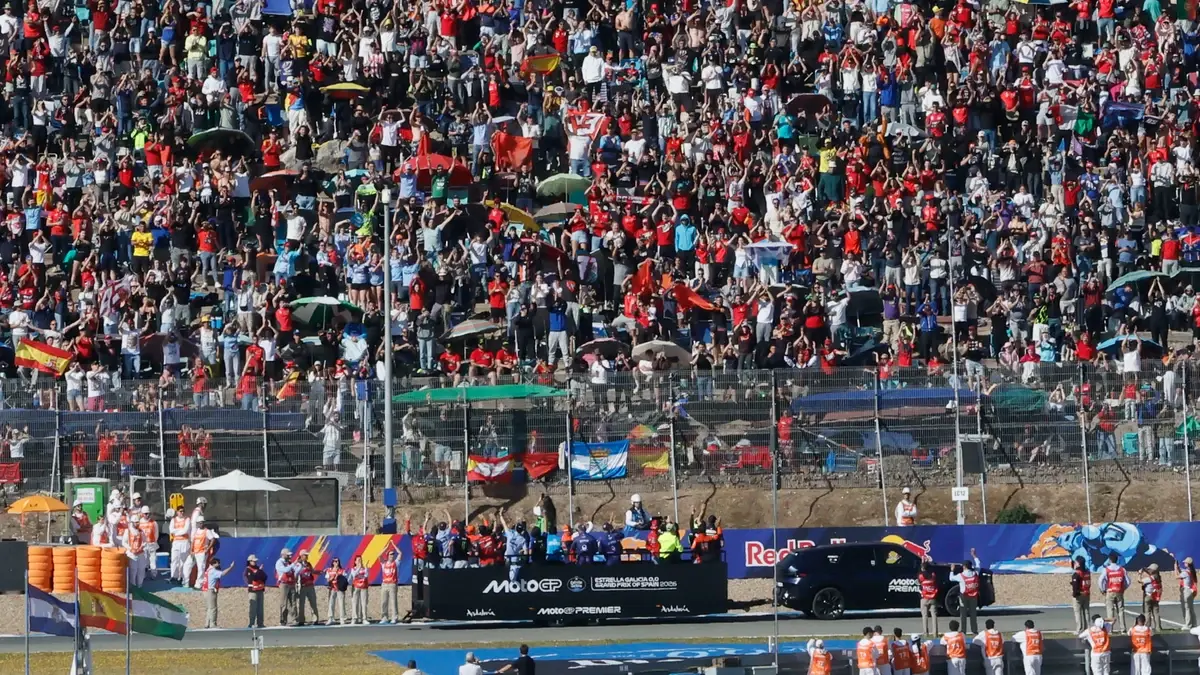 El impresionante encendido de la grada del circuito de Jerez a las 7 de la mañana