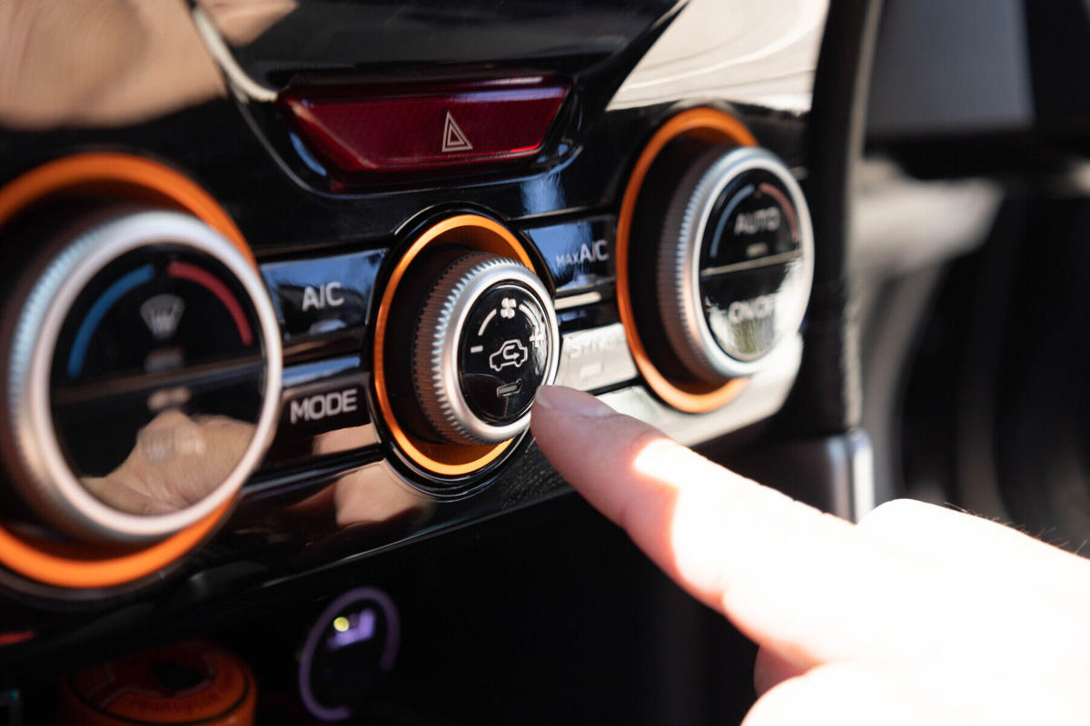 El botón del coche que vuelve a cobrar protagonismo cuando suben las temperaturas