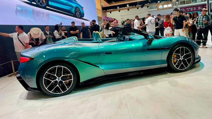 Más de 1.000 CV y directo a por Porsche: el Denza Z llega antes a Europa que a China