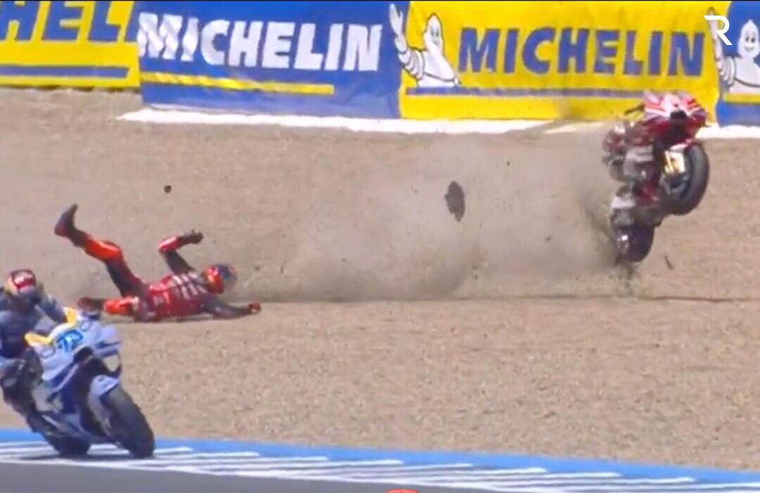 Caída de Marc Márquez cuando rodaba segundo, detrás de su hermano