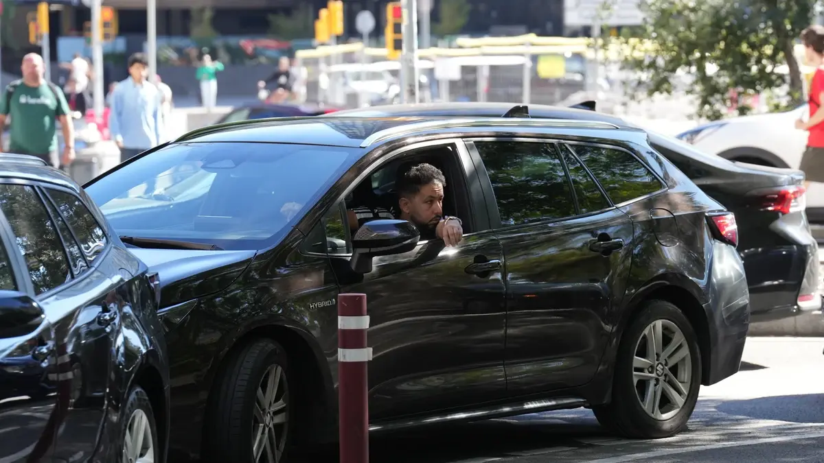 Decenas de VTC circulan en marcha lenta por la Ronda de Dalt contra la ley del taxi