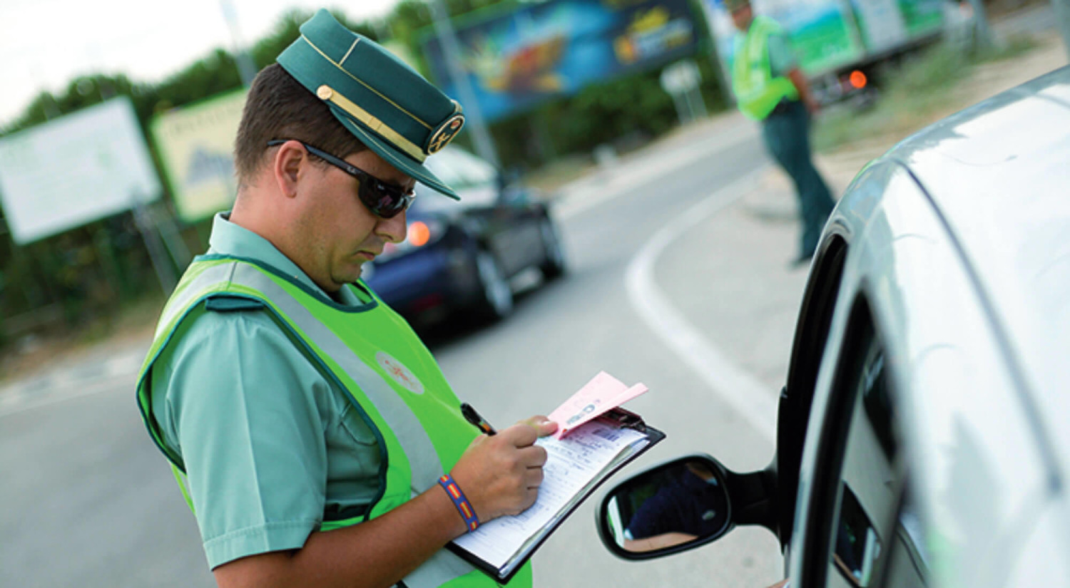 ¿Tú te crees dónde aparca la gente?: circulaban por la carretera y se toparon con un coche subido en una rotonda en Almería