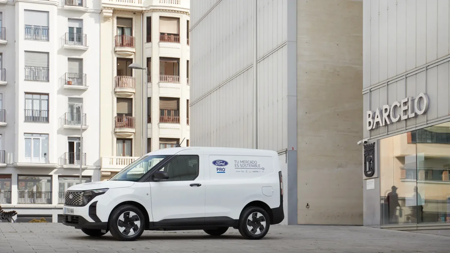 El plan de Ford con sus furgonetas eléctricas para los mercados y que aparcar no sea un deporte de riesgo