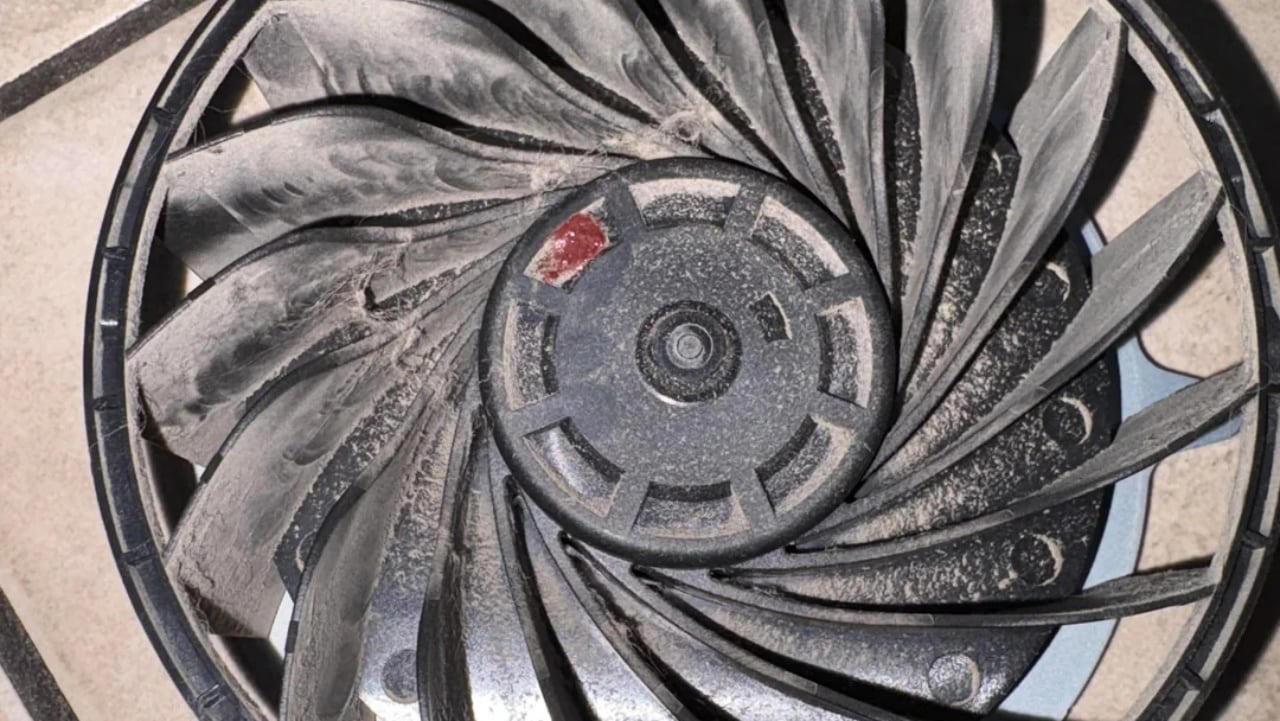 Abre su PS5 para limpiarla, encuentra una pieza roja dentro y descubre que en realidad estaba salvando la consola