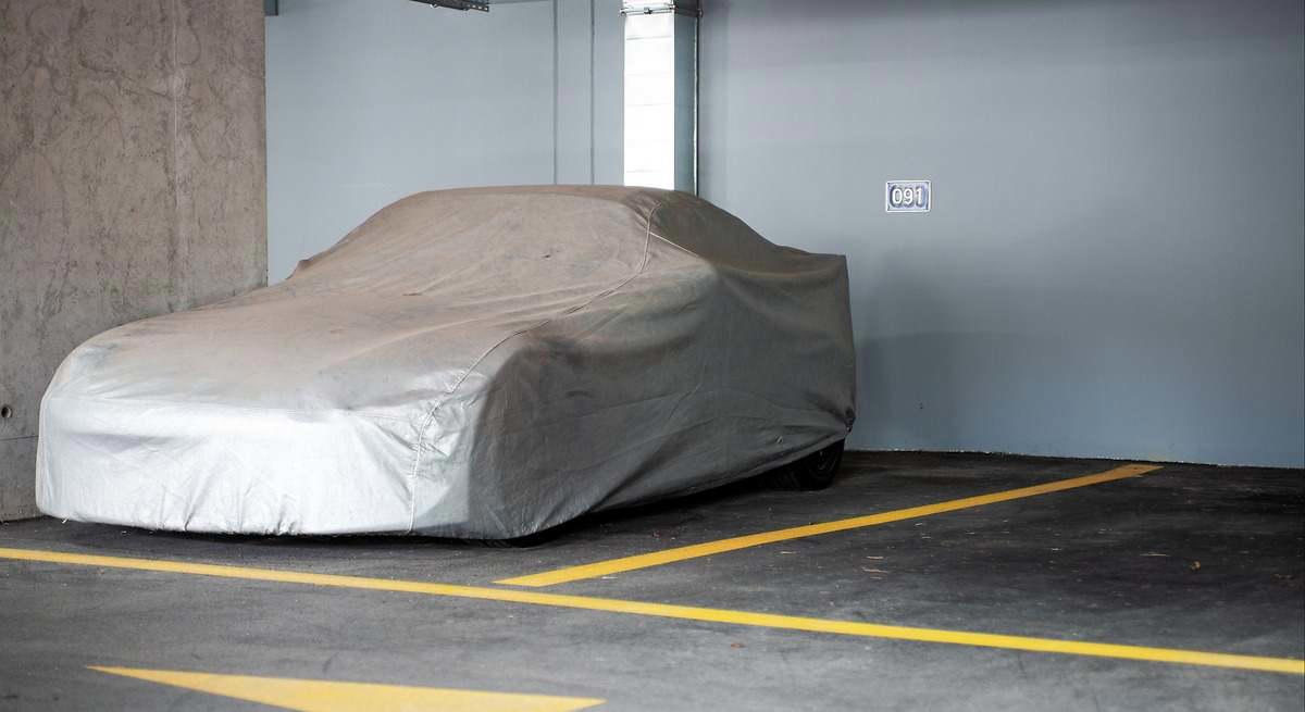 La ley sobre responsabilidad civil lo confirma: pueden multarte con 3.000 euros por tener un coche parado en el garaje