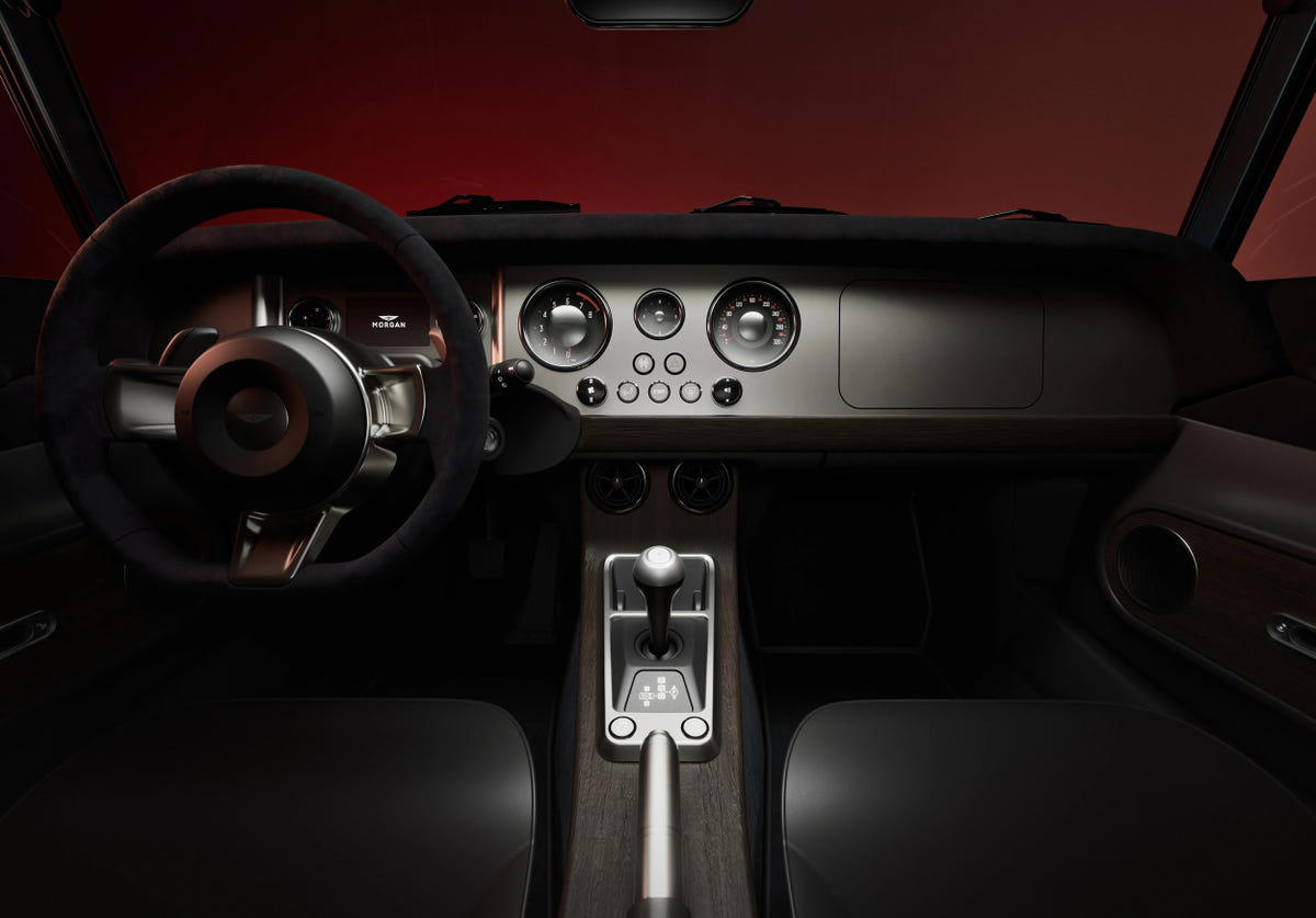 Morgan Supersport 400: Velocidad, músculo y conducción a la antigua con traje vintage