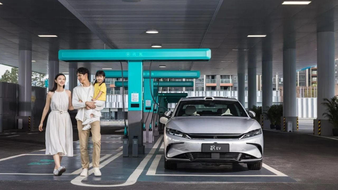 El BYD Han se renueva con 322 CV, más eficiente que el Tesla Model 3 y recarga del 10% al 97% en 9 minutos