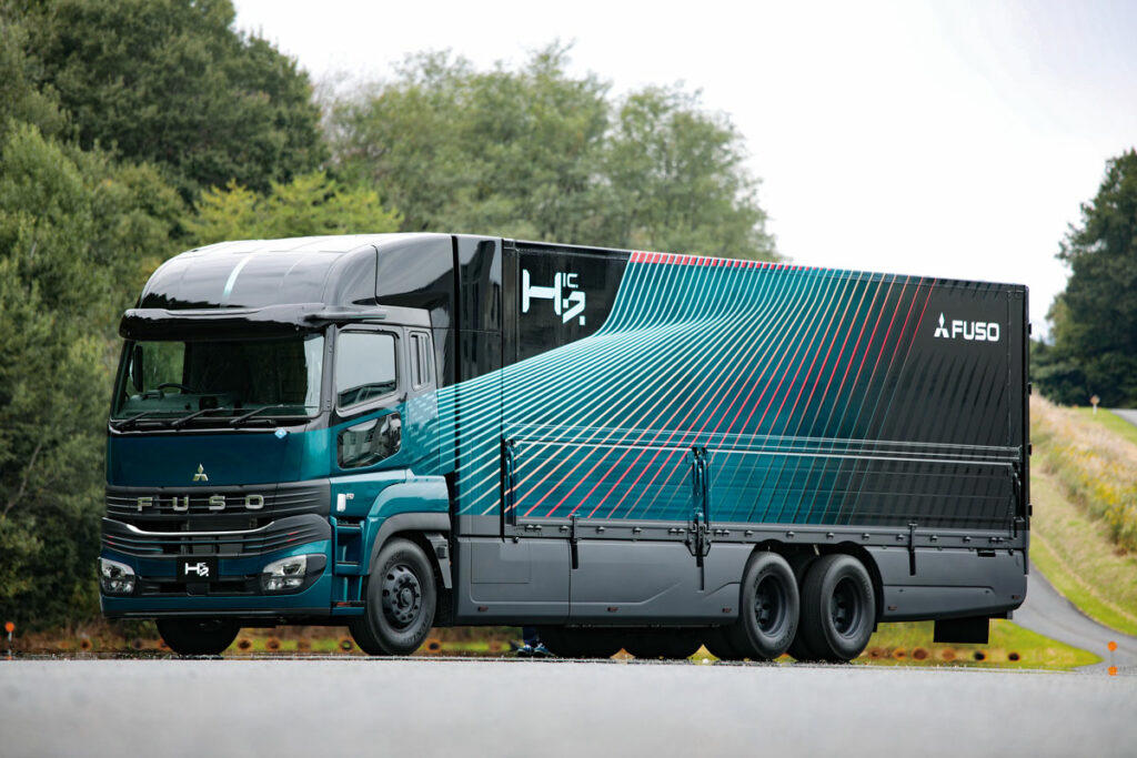 「燃料電池」と「水素エンジン」どっちも重要! 2種類のパワートレーンを使い分ける三菱ふそうの「水素駆動大型トラック」を振り返る!