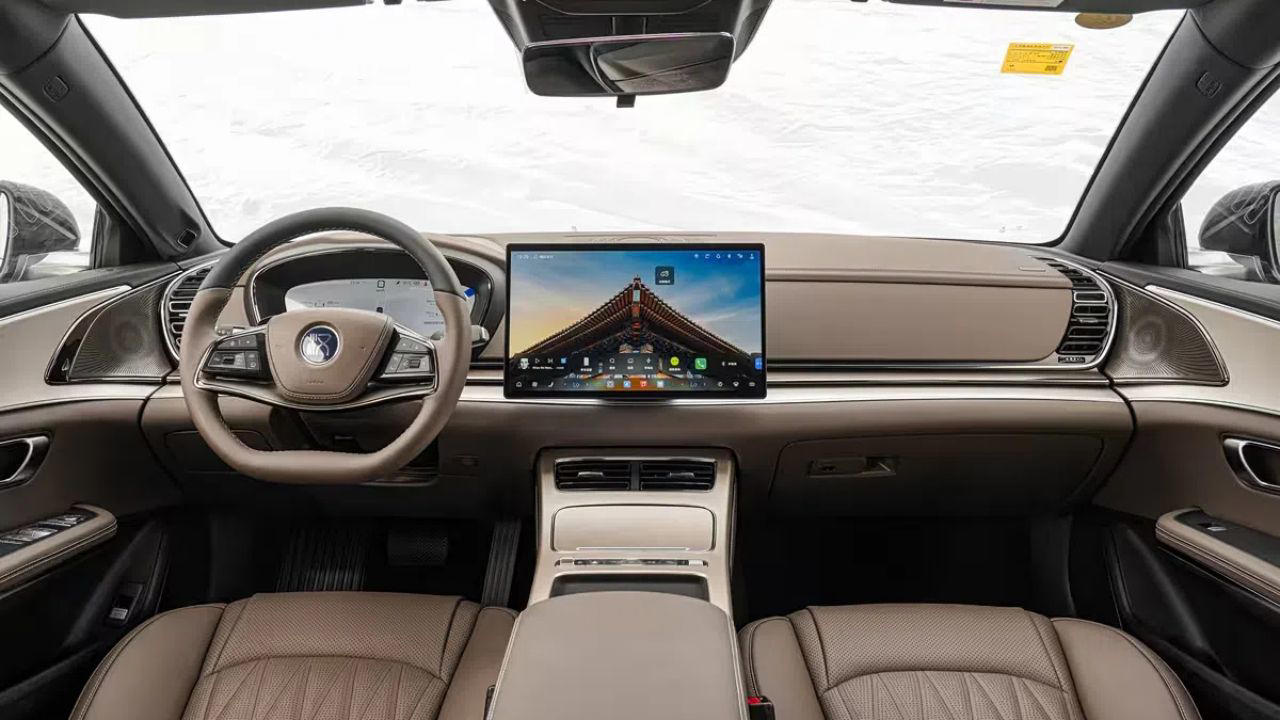 El BYD Han se renueva con 322 CV, más eficiente que el Tesla Model 3 y recarga del 10% al 97% en 9 minutos