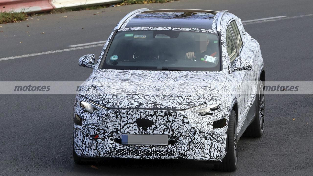 El nuevo Mercedes GLA eléctrico se deja ver en Nürburgring, pero no es lo que parece