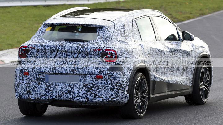 El nuevo Mercedes GLA eléctrico se deja ver en Nürburgring, pero no es lo que parece