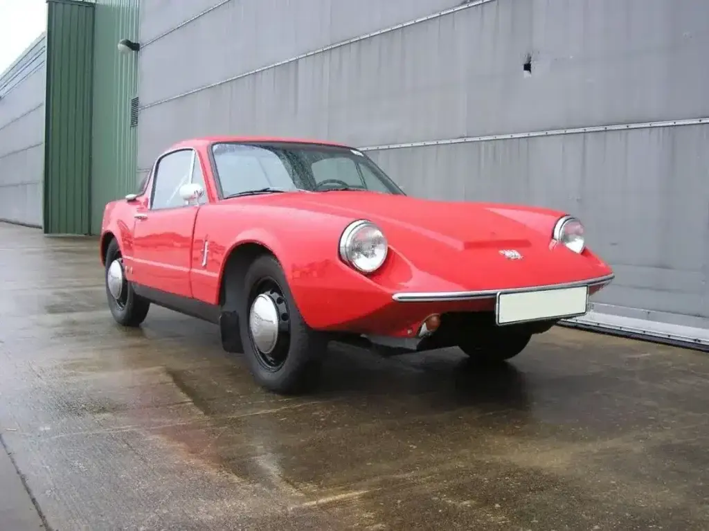 Mystery of car from photo of 1960s London was unsolved for years with people baffled over what it is