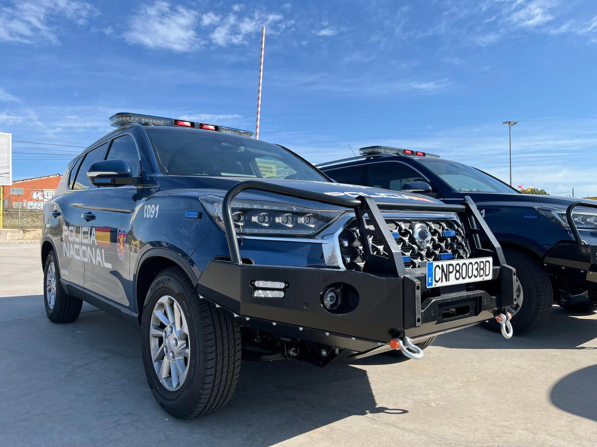 La Policía sigue apostando por el diésel y estrena 27 todoterrenos coreanos con reductora