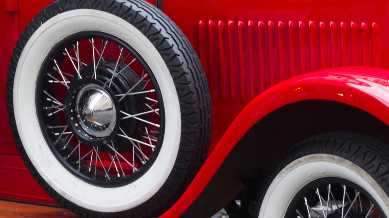 Classic car tires: Which brands make them and what type should you choose?