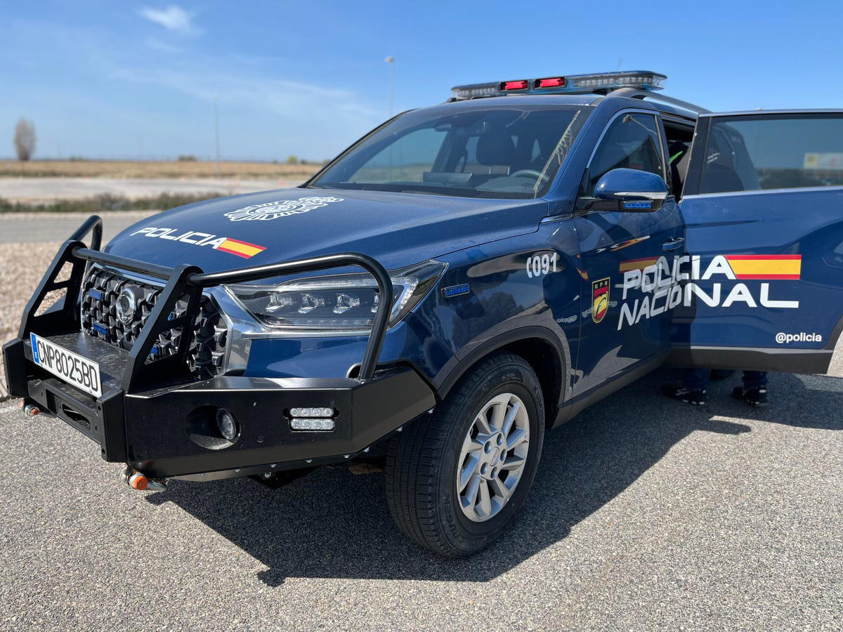 La Policía sigue apostando por el diésel y estrena 27 todoterrenos coreanos con reductora