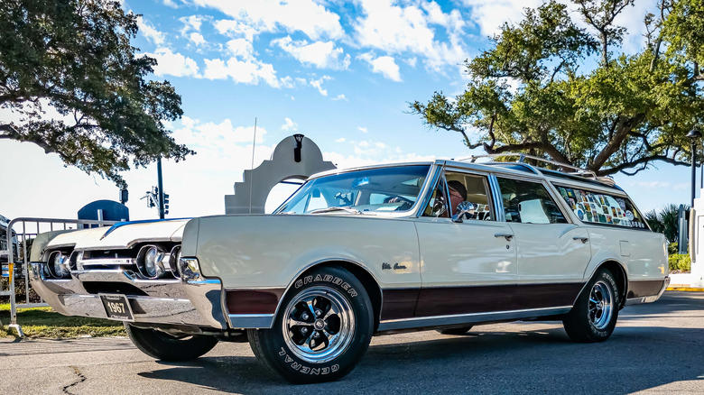 Hey '70s kids, remember the Oldsmobile Vista Cruiser? Yeah, you do