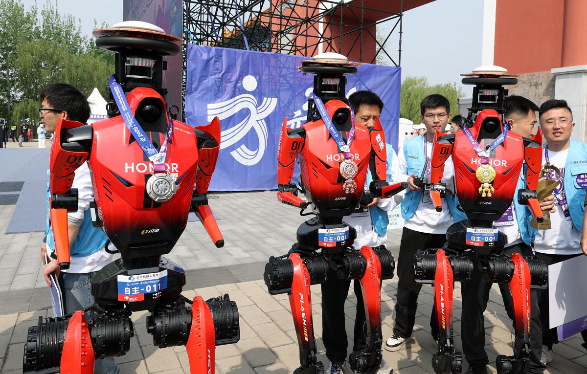 Robots humanoides pulverizan el cronómetro en la media maratón de Pekín
