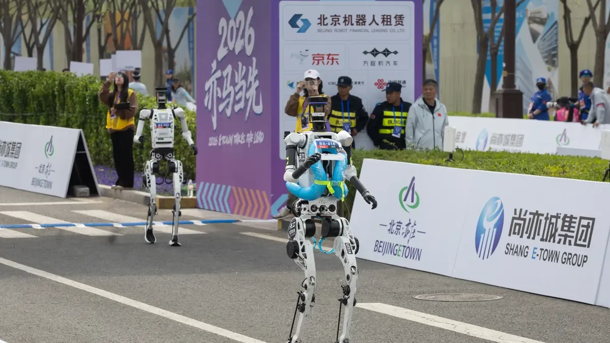 Robots humanoides rebajan en casi dos horas el tiempo del año pasado en la media maratón de Pekín