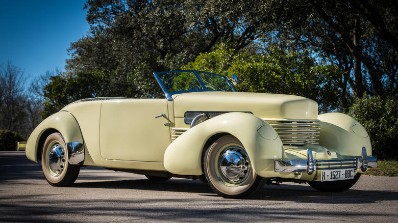 Which classic car had the first pop-up headlights?