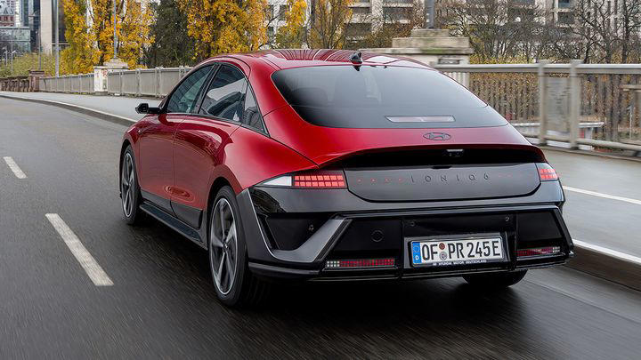 El Tesla Model 3 de Hyundai baja 9.700 € para quedarse a precio de IONIQ 5 pero con mejor autonomía y tamaño de Mazda6e