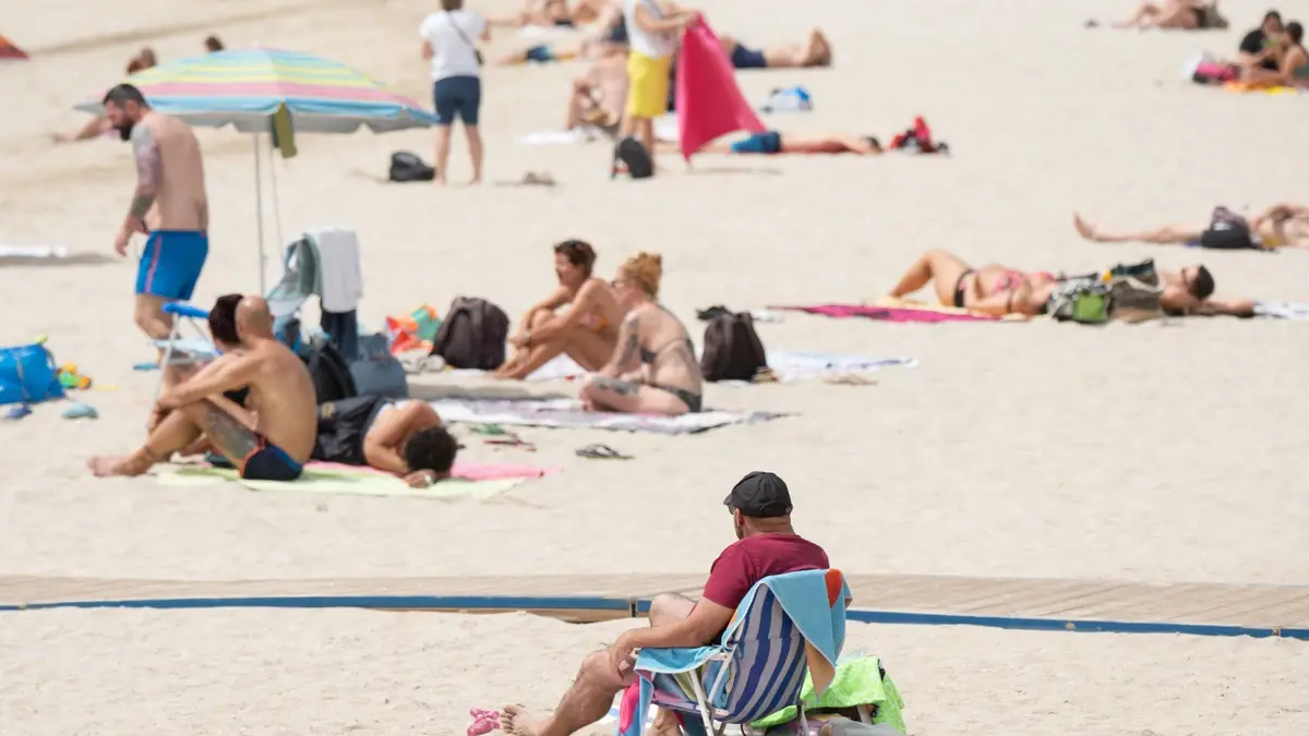 Confirmado por la ley: hasta 6.000 euros de multa por aparcar sobre la arena de la playa