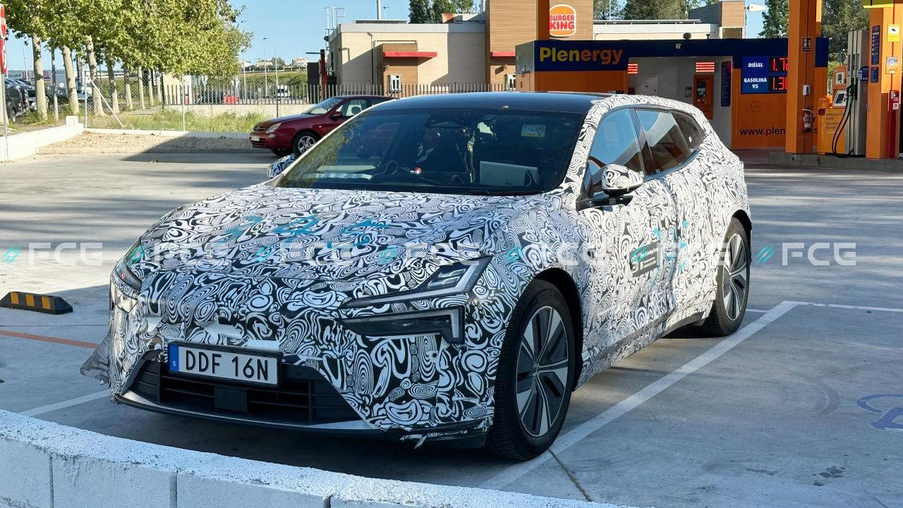 Avistamos en Barcelona el Polestar 4 familiar, que soluciona la ausencia de cristal trasero