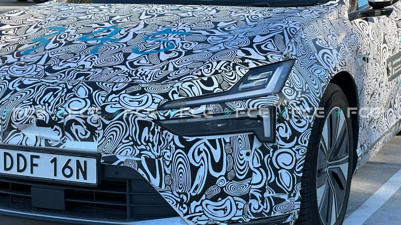 Avistamos en Barcelona el Polestar 4 familiar, que soluciona la ausencia de cristal trasero