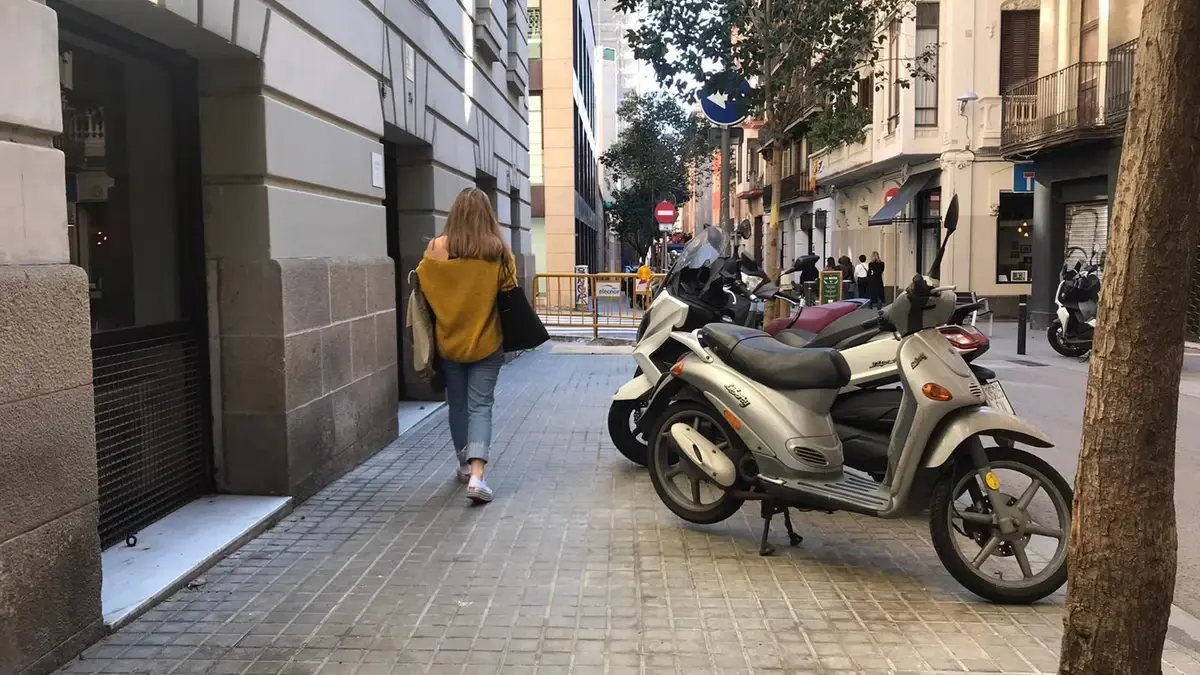 El primer barrio en el que Barcelona empieza a multar por dejar las motos mal aparcadas