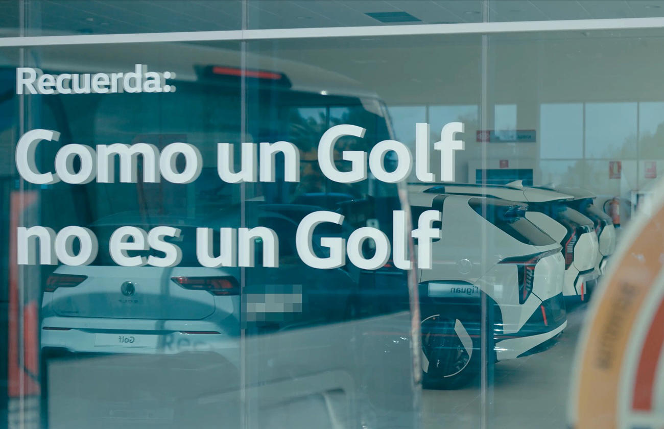 La publicidad de Volkswagen es alucinante: promociona el Golf en los escaparates de otros concesionarios con este gran mensaje invertido
