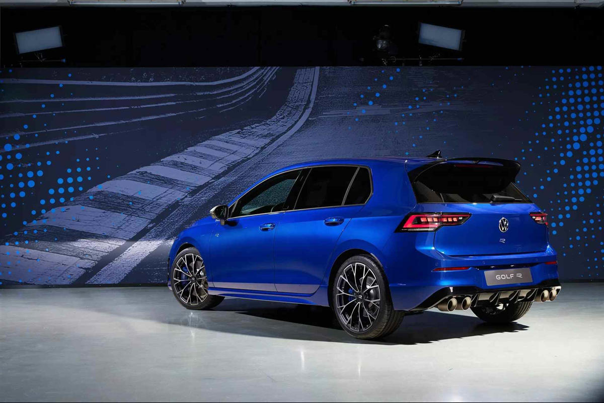 La publicidad de Volkswagen es alucinante: promociona el Golf en los escaparates de otros concesionarios con este gran mensaje invertido