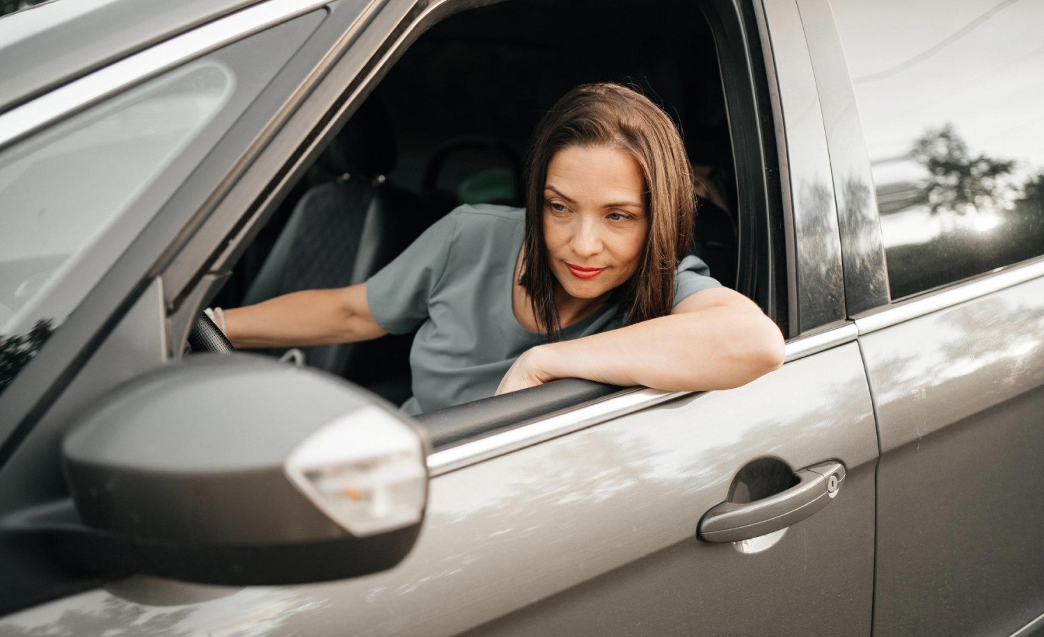 ¿Puedo quedarme dentro del coche en una zona de estacionamiento regulado? Estas son las excepciones
