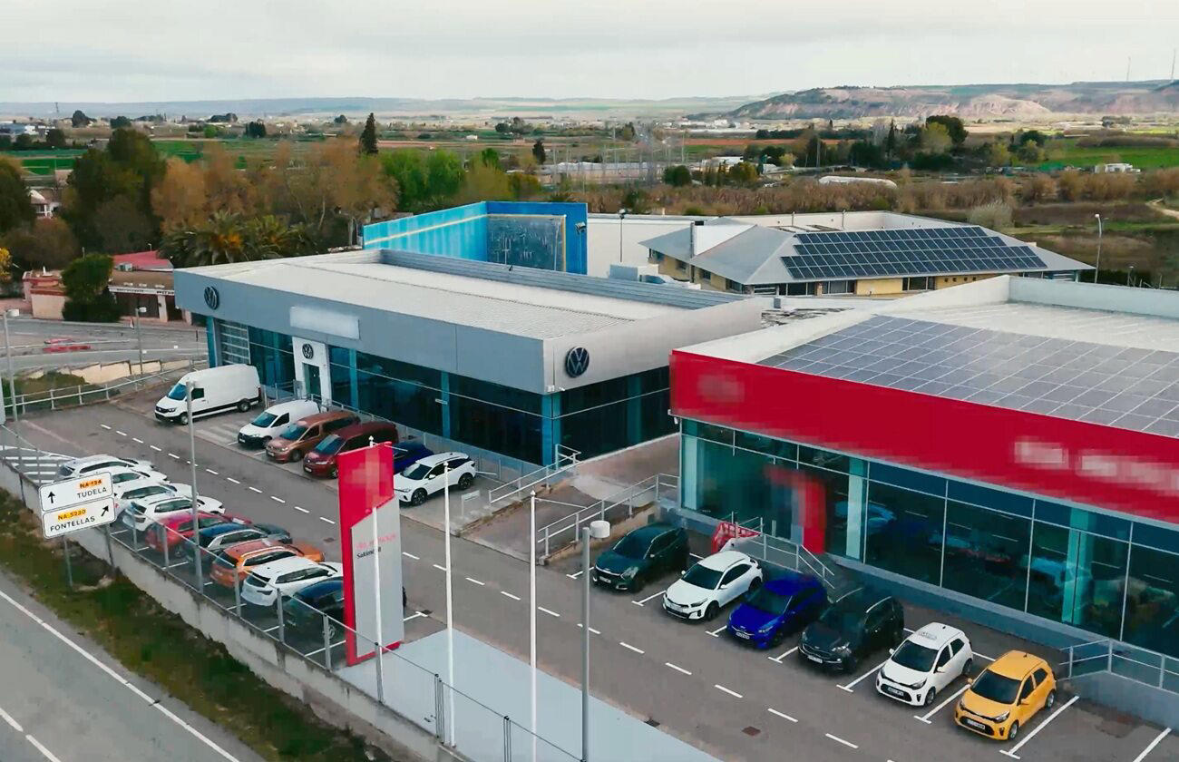 La publicidad de Volkswagen es alucinante: promociona el Golf en los escaparates de otros concesionarios con este gran mensaje invertido