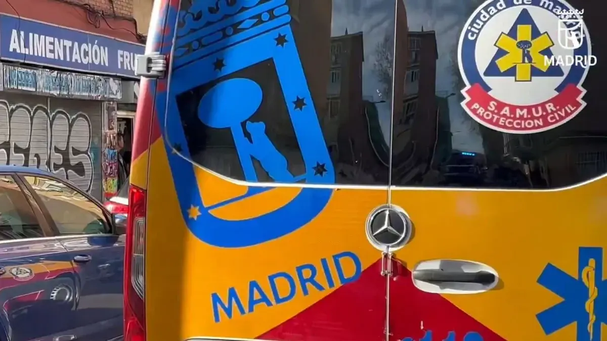 Herido grave un motorista, tras una colisión con un coche, en Villa de Vallecas