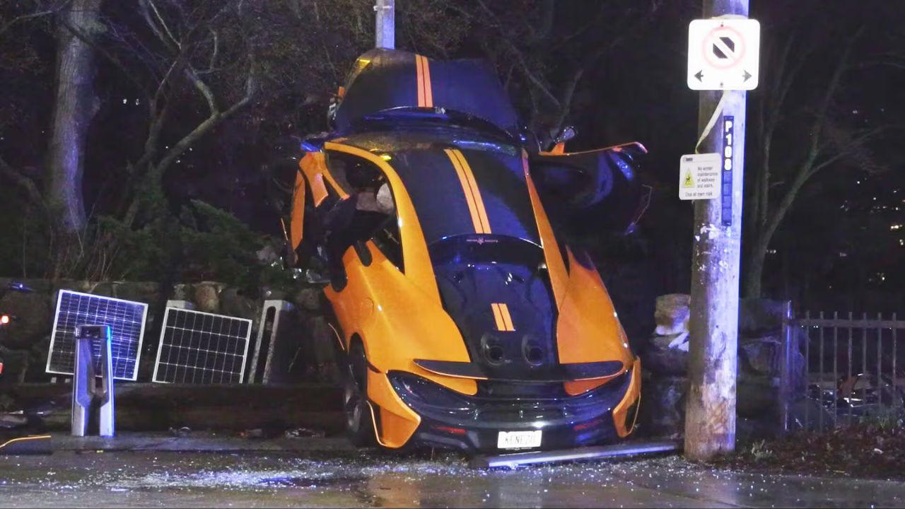 McLaren, Rare McLaren 600LT crashes into a Toronto light pole, photos show