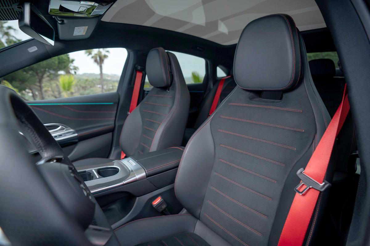 Mercedes Benz Clase C: El heredero se pasa al voltio