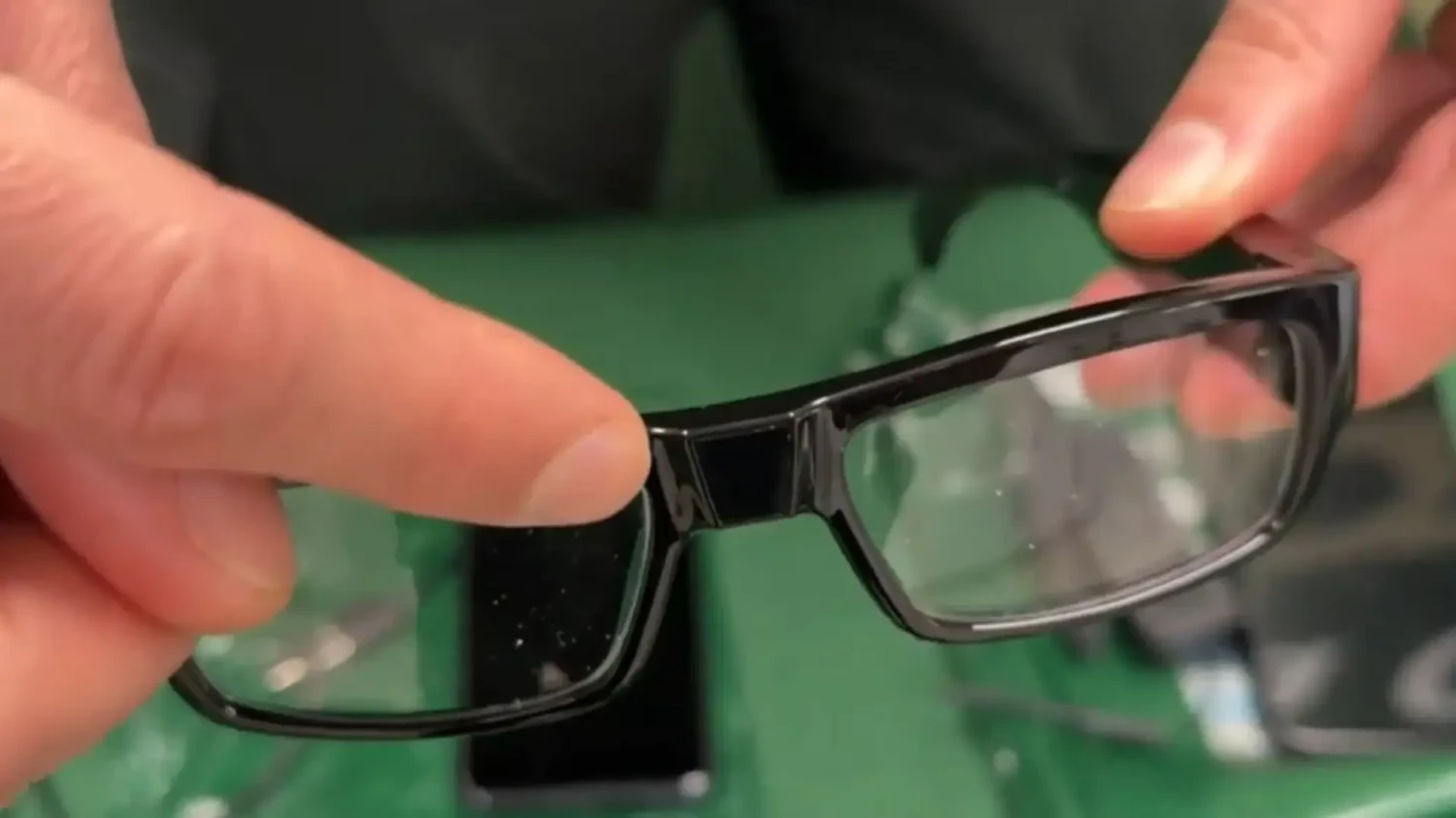 La Guardia Civil pilla a una persona con gafas smart glasses con cámara para copiar en el teórico del carné de conducir