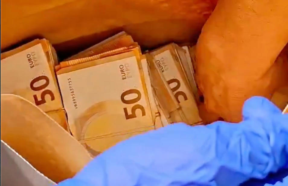 Detenido por la Guardia Civil en la A1 por llevar en el maletero del coche 2666 billetes de 50 euros