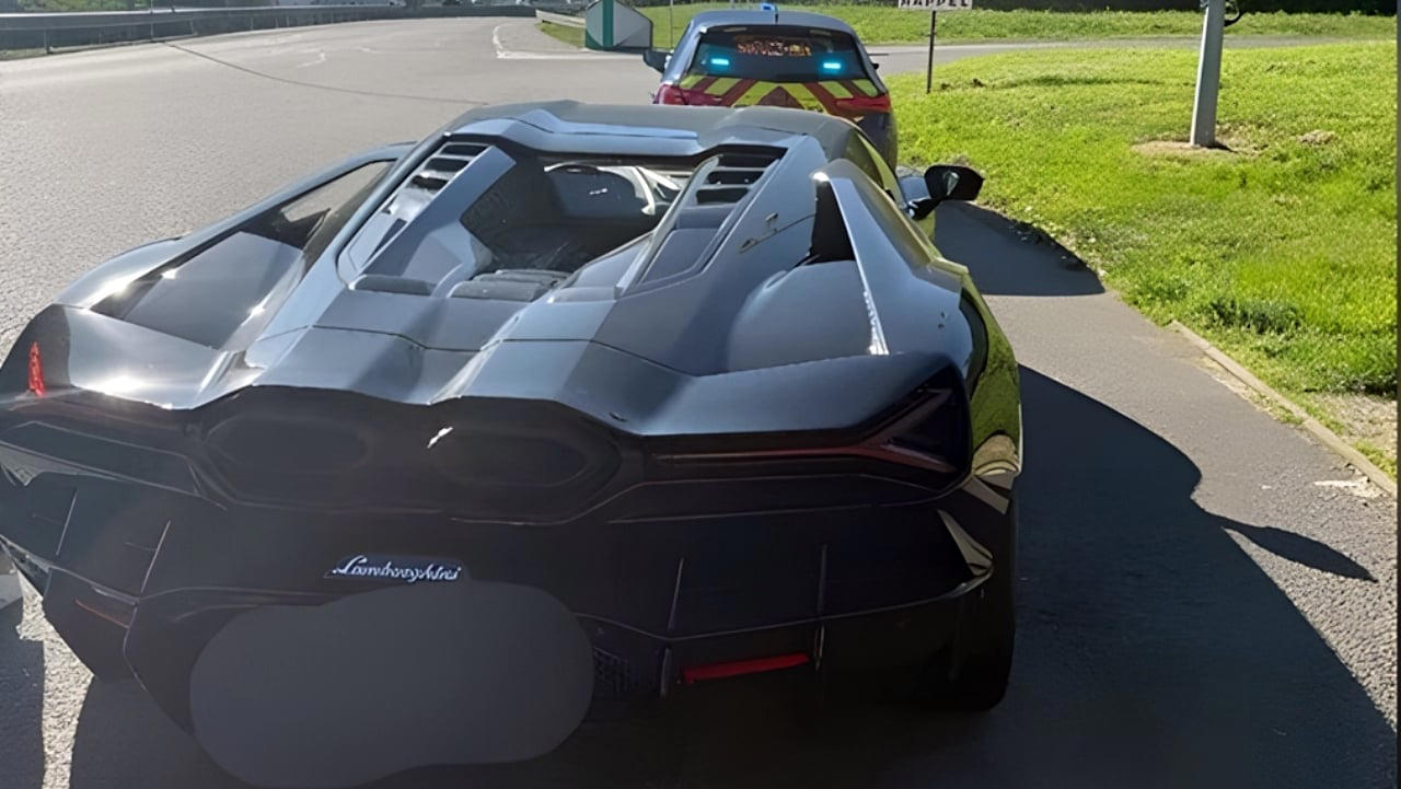 Sale del peaje a más de 200 km/h con un Lamborghini Revuelto y lo pierde en segundos