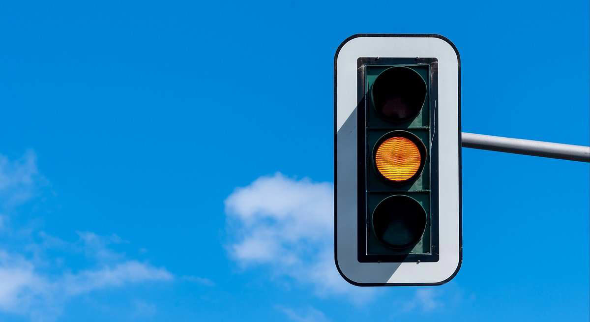 ¿Te puede multar un semáforo con cámara si cruzas en amarillo? Esto es lo que dice la ley en España