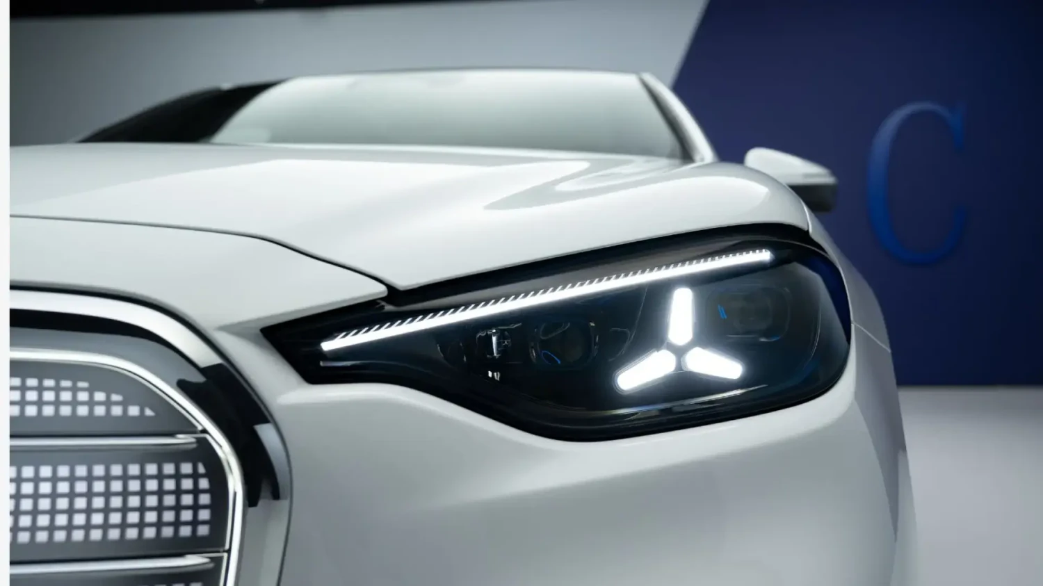 Mercedes, La parrilla del Mercedes Clase C 2026 tiene 1.050 puntos iluminados que la hacen inconfundible