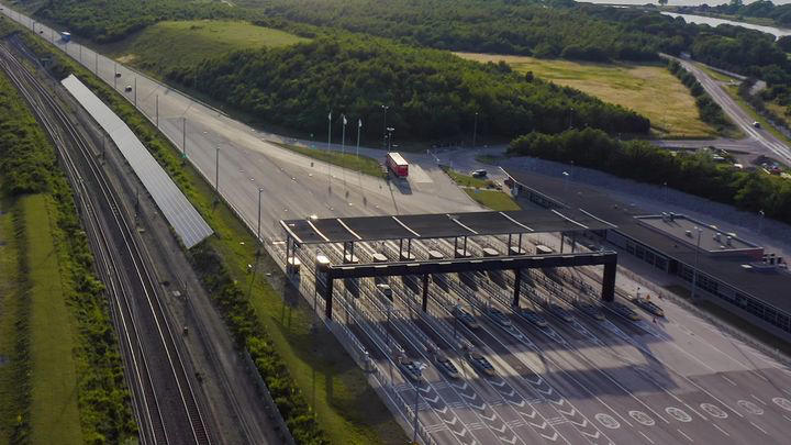 Sale del peaje a más de 200 km/h con un Lamborghini Revuelto y lo pierde en segundos