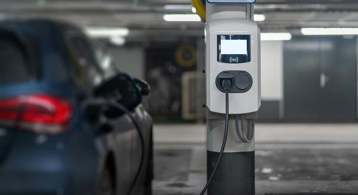 Hace 9 años instaló un cargador para su coche, pero la comunidad de vecinos se quejó: ahora la justicia ha dictado sentencia